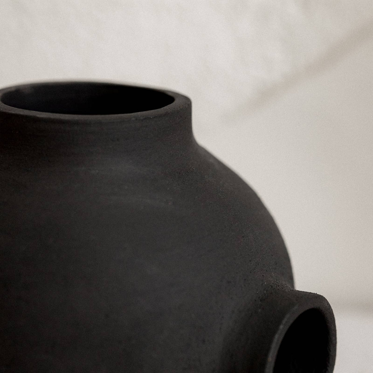 Round ceramic bubble ball vase raw handmade design: Black / 3 holes