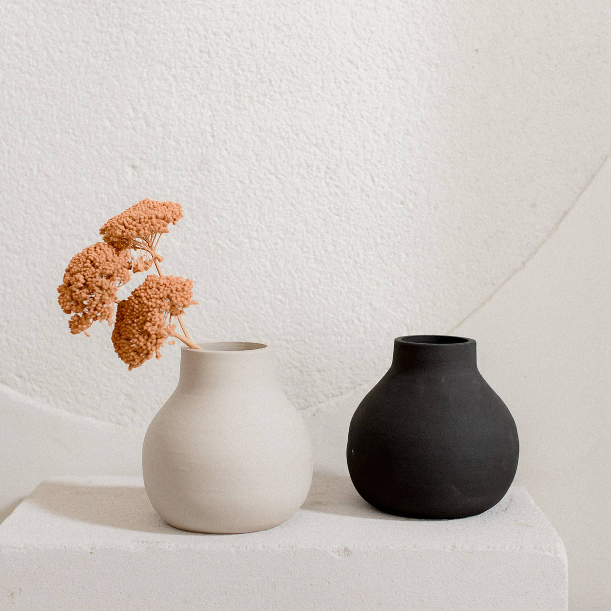 Round ceramic bubble ball vase raw handmade design: Beige / 1 hole