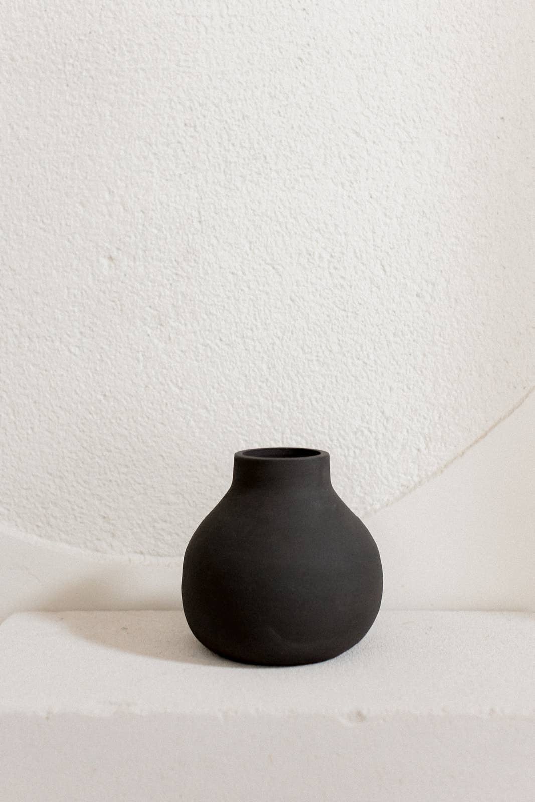 Round ceramic bubble ball vase raw handmade design: Black / 1 hole
