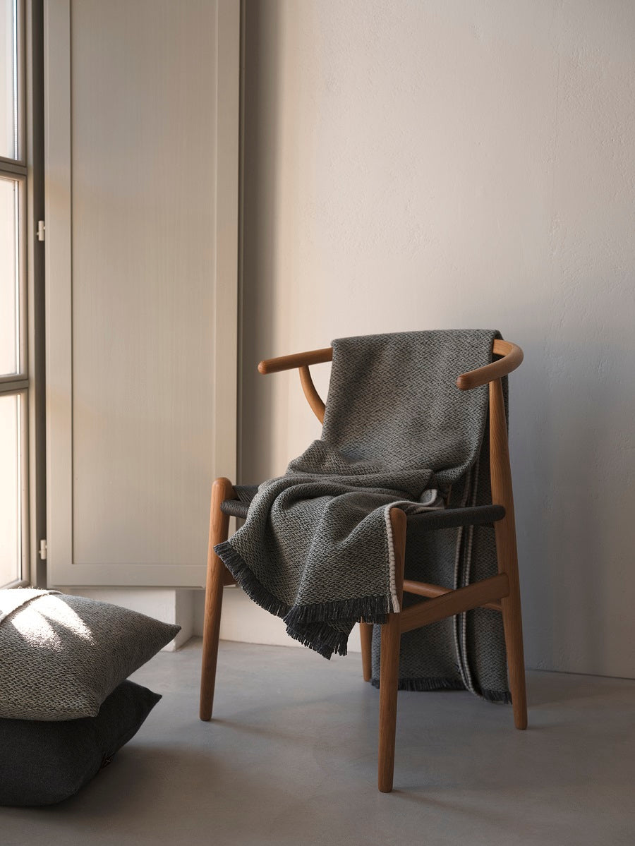 Urano Throw in Dark Grey