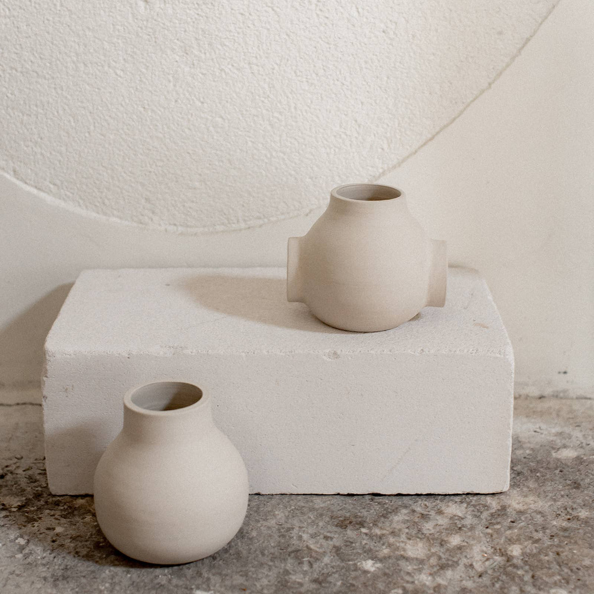 Round ceramic bubble ball vase raw handmade design: Beige / 1 hole