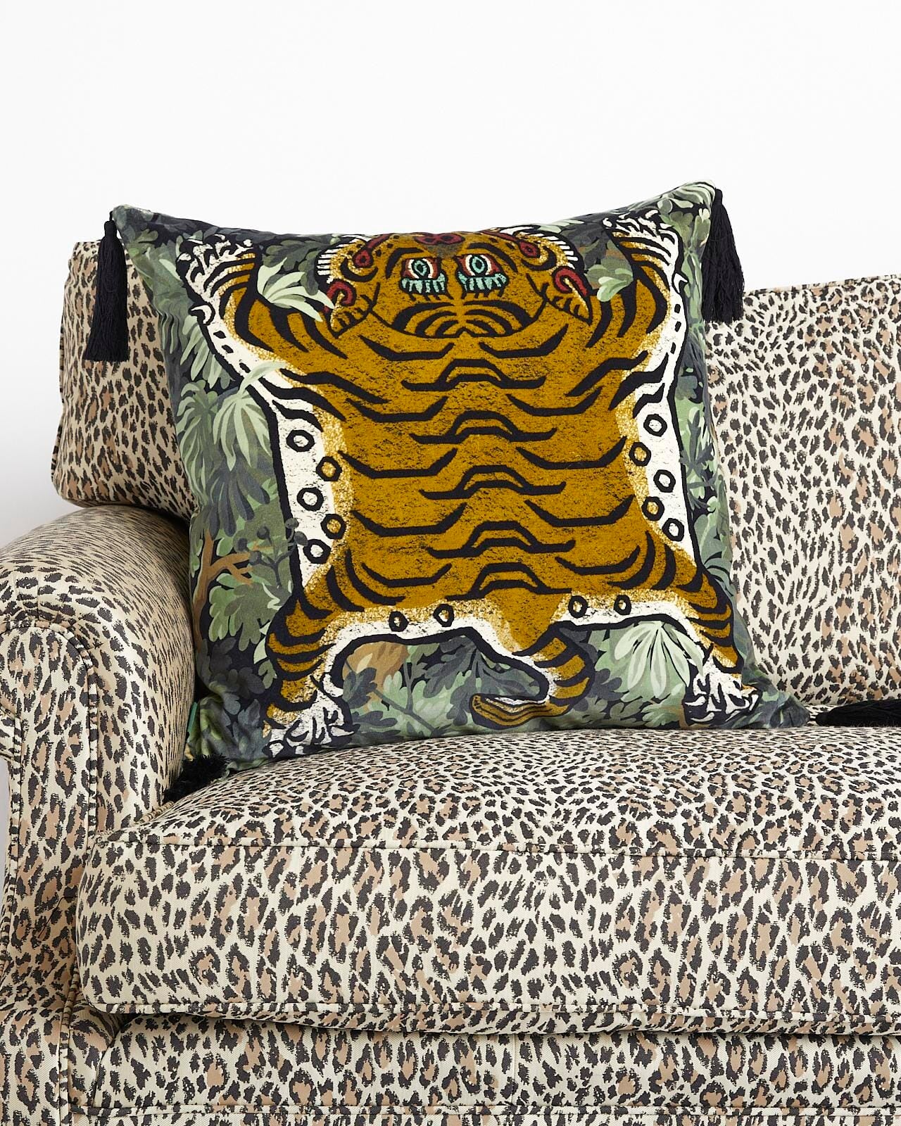 Foris Saber Large Tassel Velvet Cushion - Noir