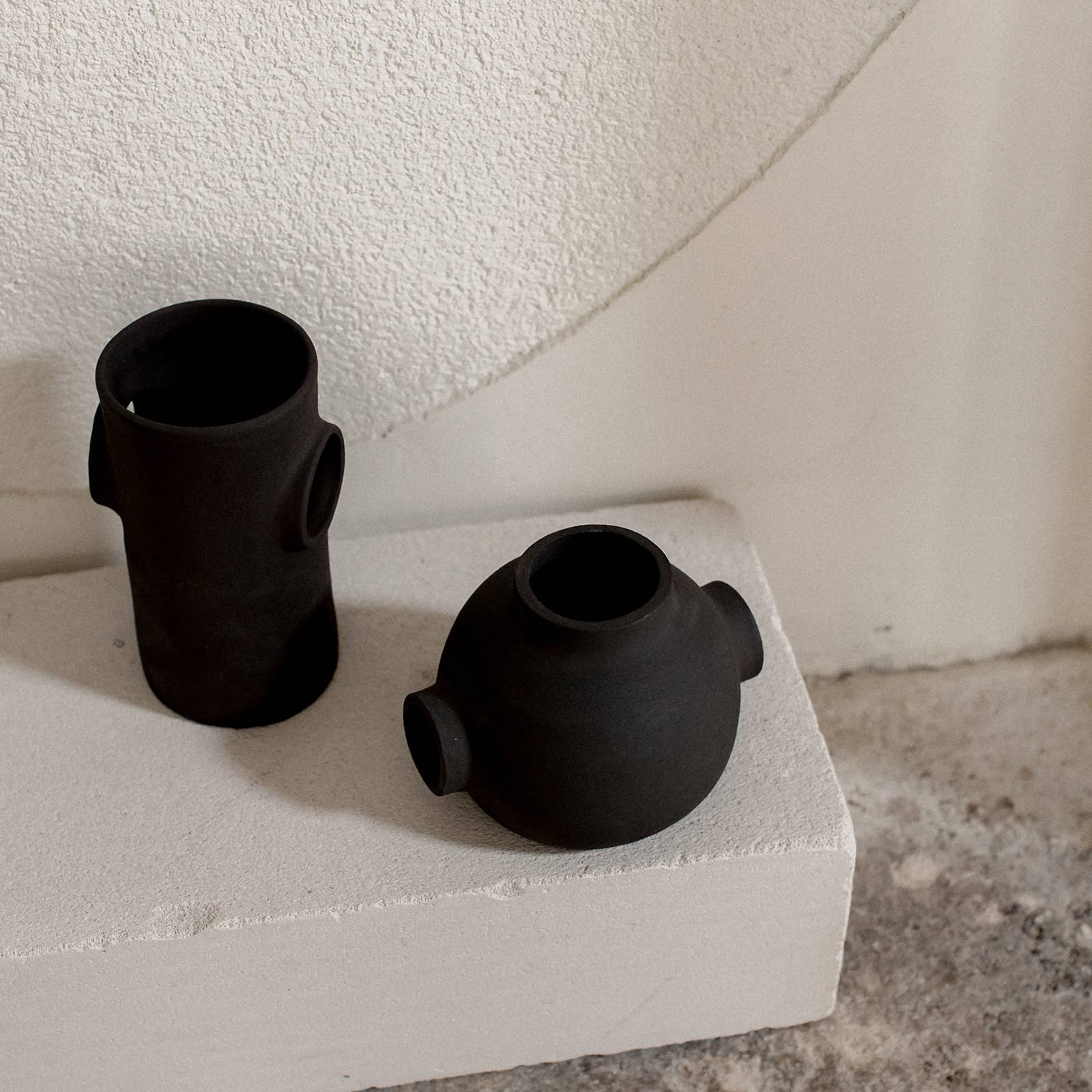 Round ceramic bubble ball vase raw handmade design: Black / 3 holes