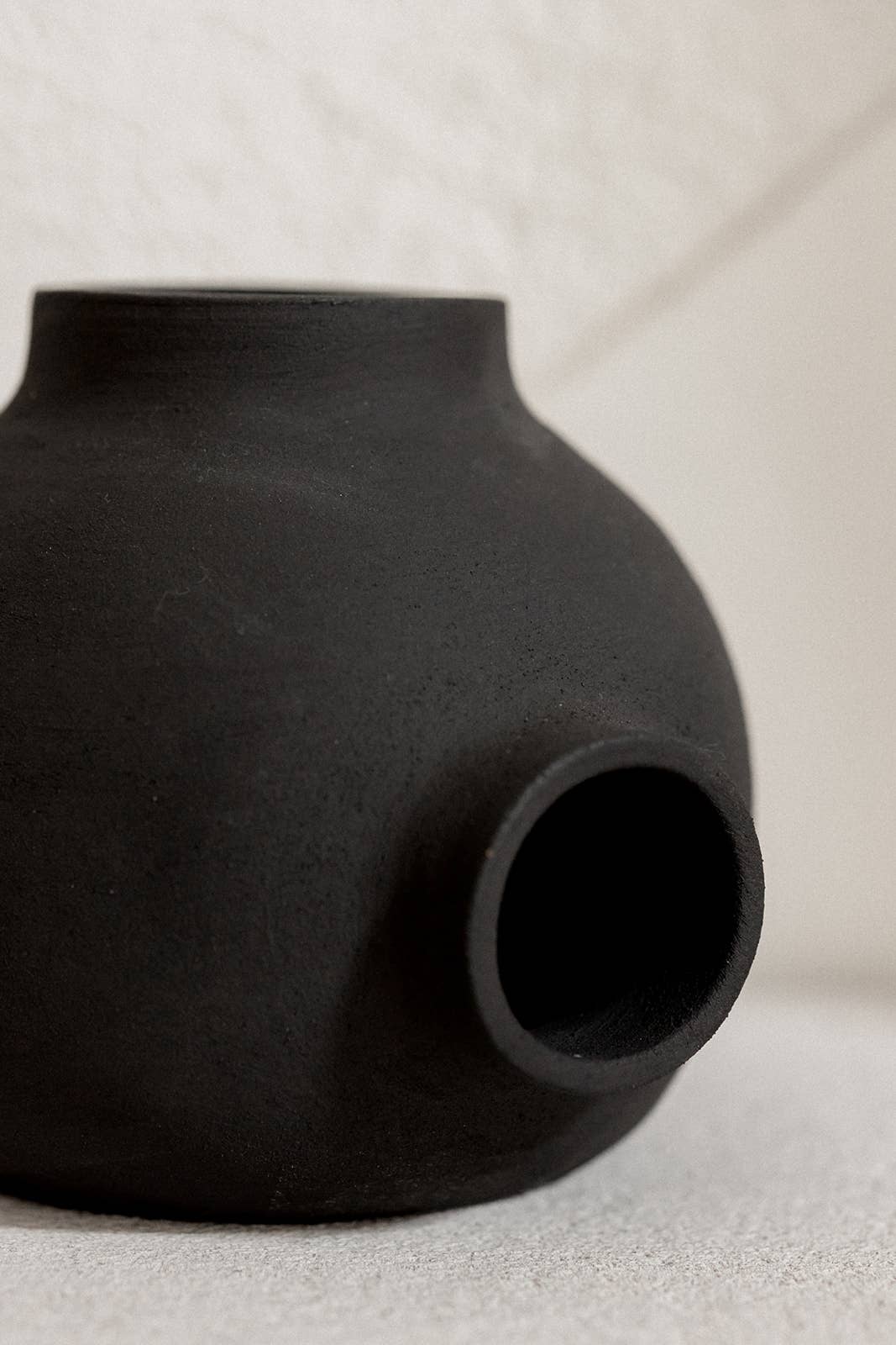 Round ceramic bubble ball vase raw handmade design: Black / 3 holes