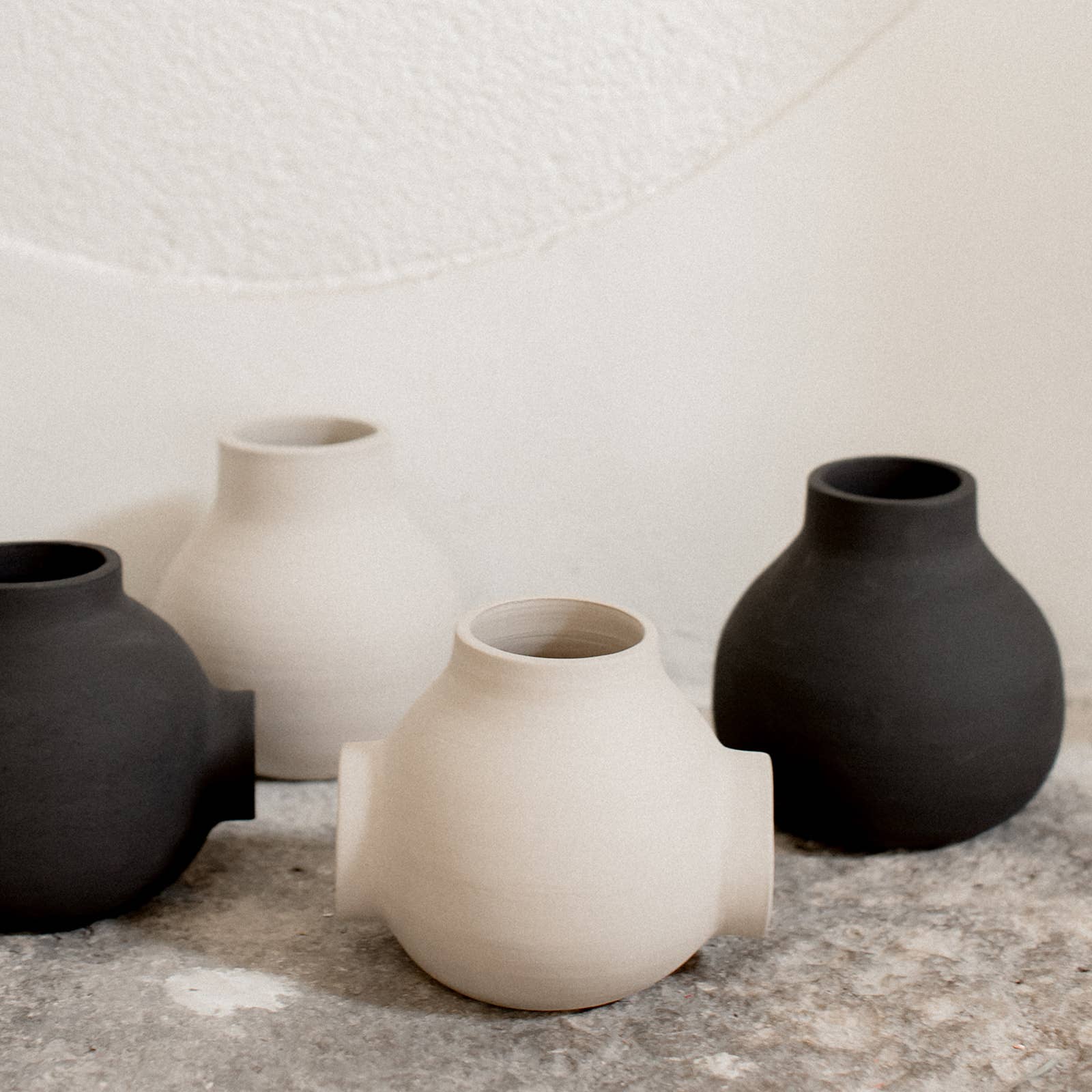 Round ceramic bubble ball vase raw handmade design: Black / 1 hole