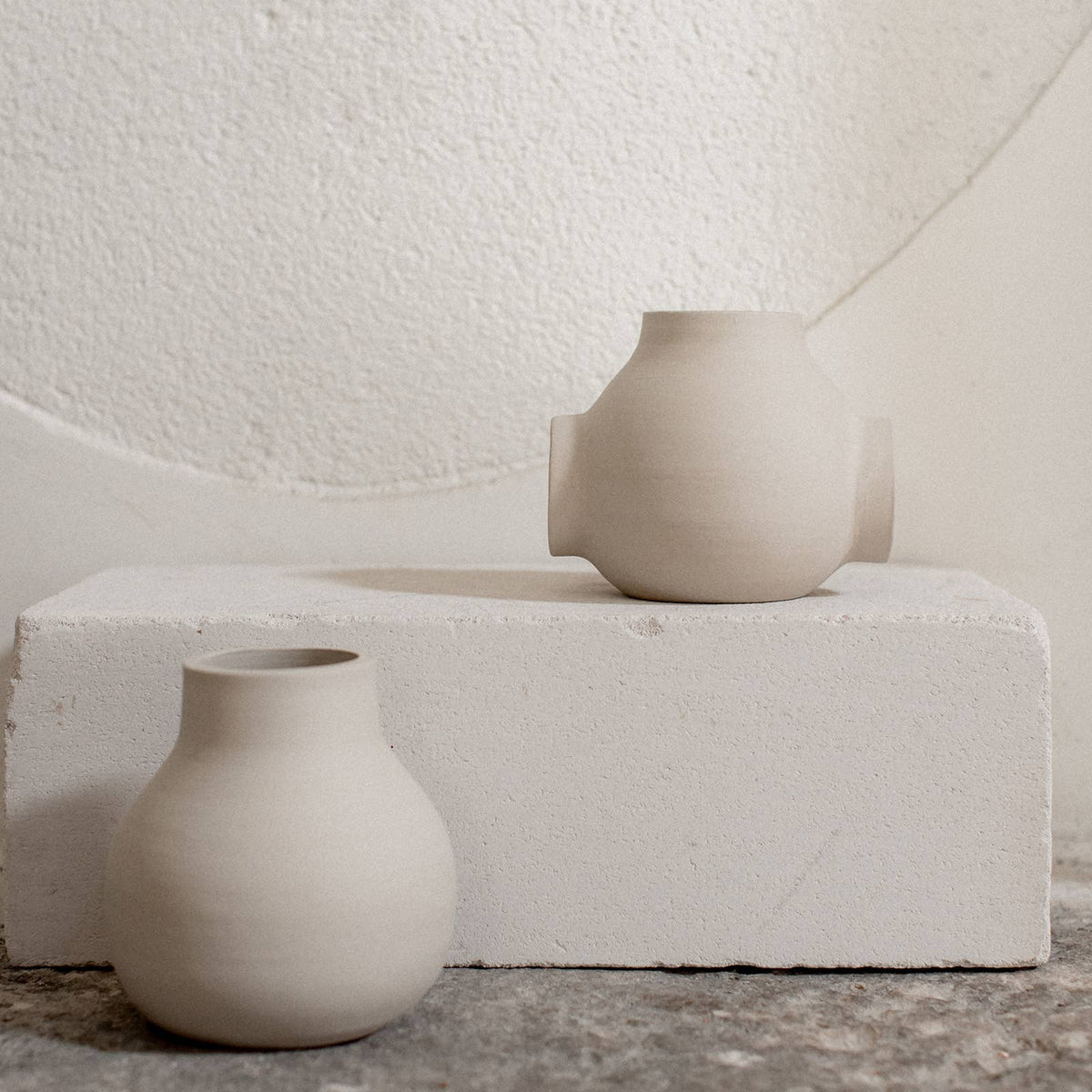 Round ceramic bubble ball vase raw handmade design: Beige / 1 hole