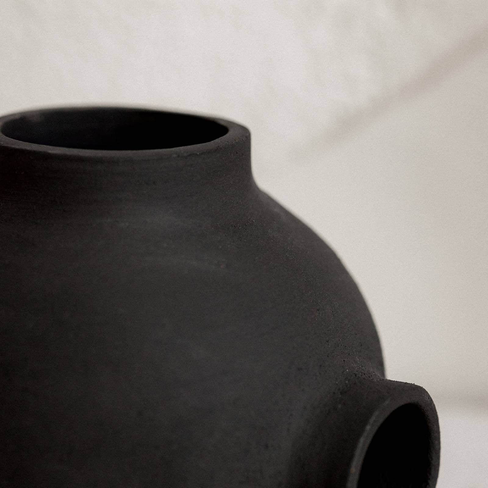 Round ceramic bubble ball vase raw handmade design: Black / 3 holes