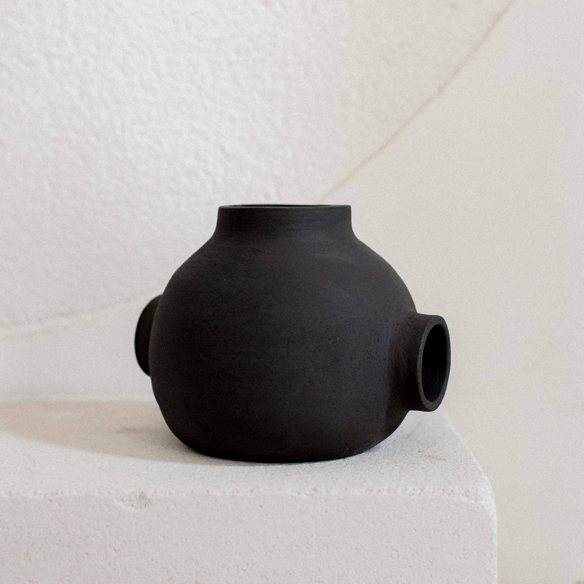 Round ceramic bubble ball vase raw handmade design: Black / 3 holes