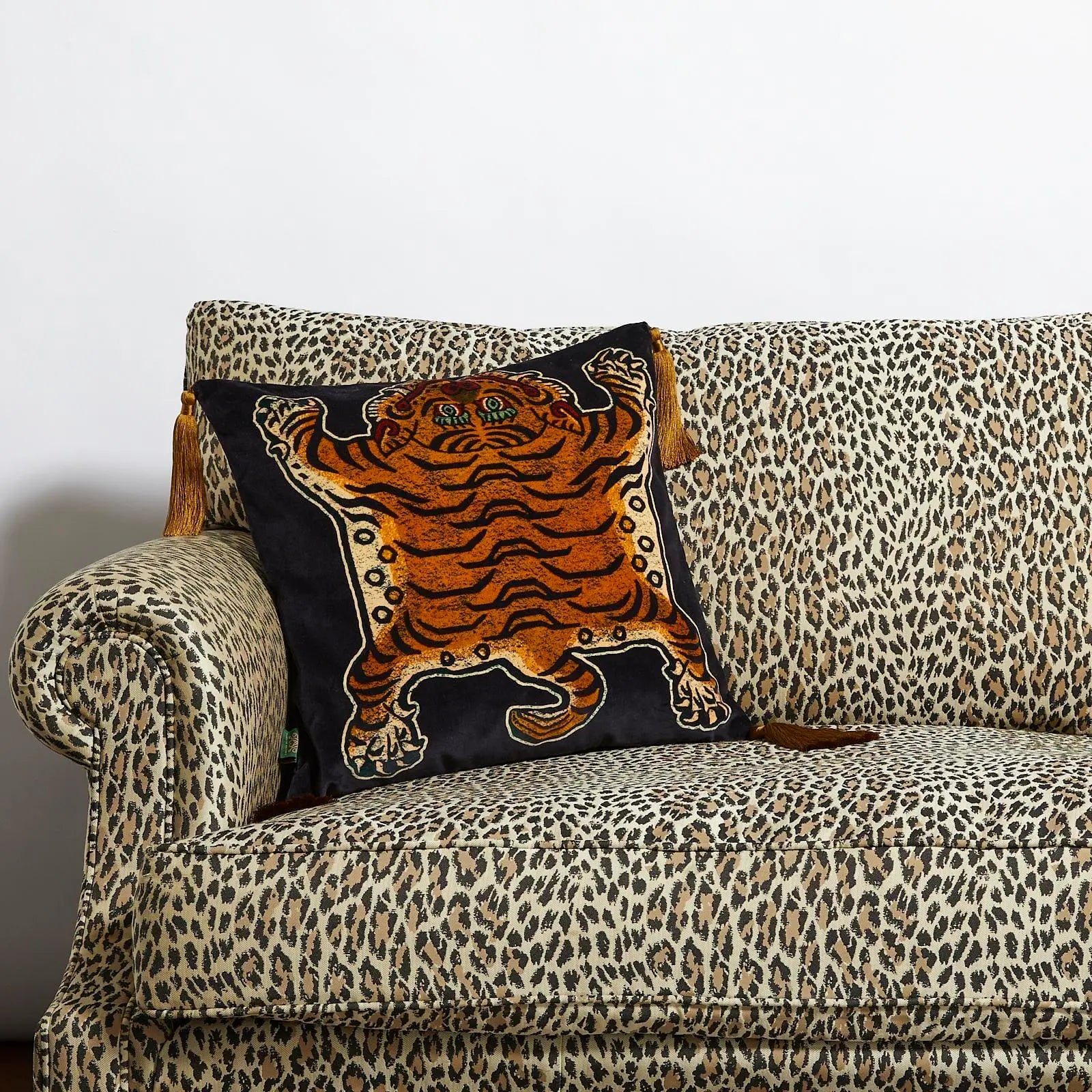 Saber Medium Tassel Velvet Cushion in Noir