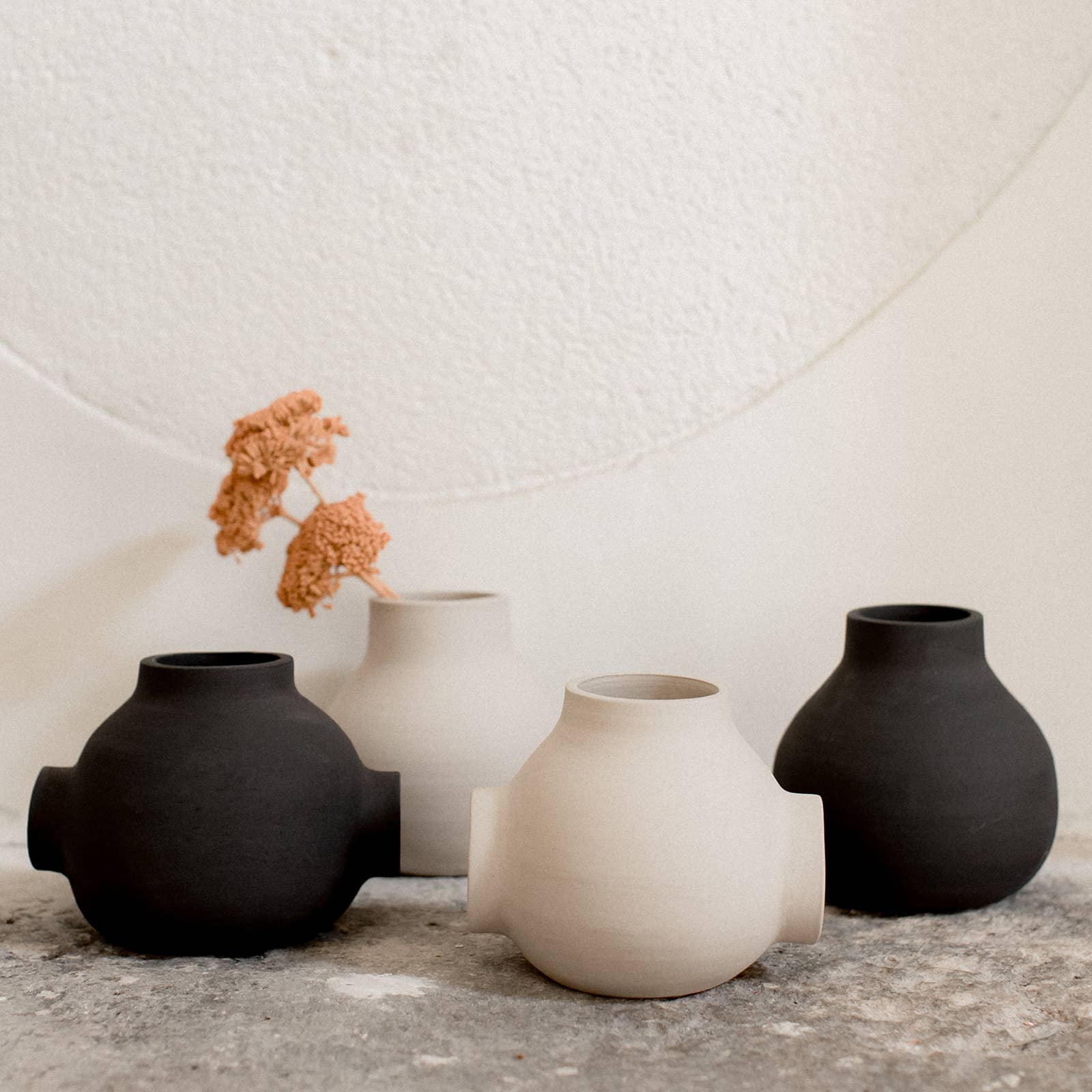 Round ceramic bubble ball vase raw handmade design: Black / 1 hole