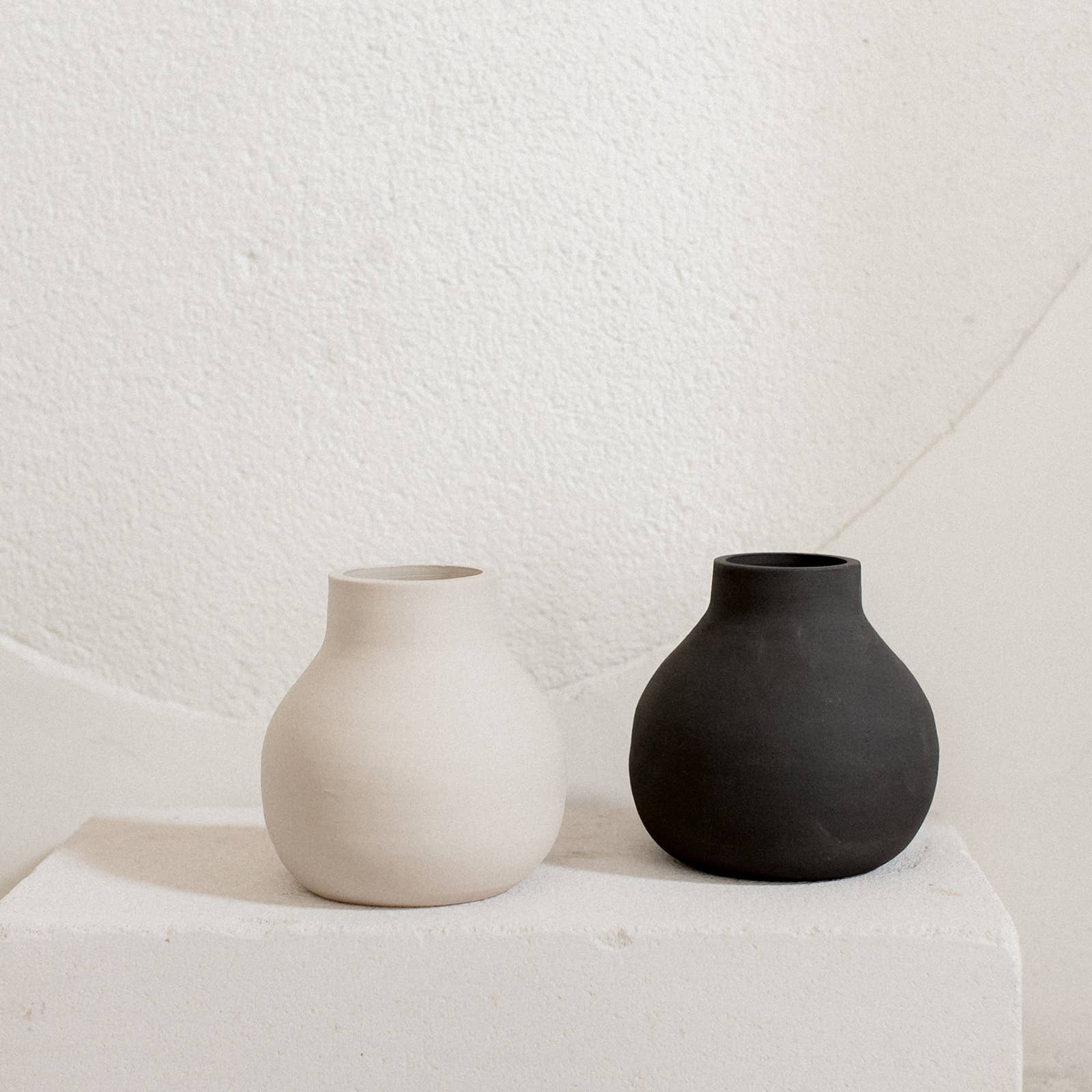 Round ceramic bubble ball vase raw handmade design: Beige / 1 hole