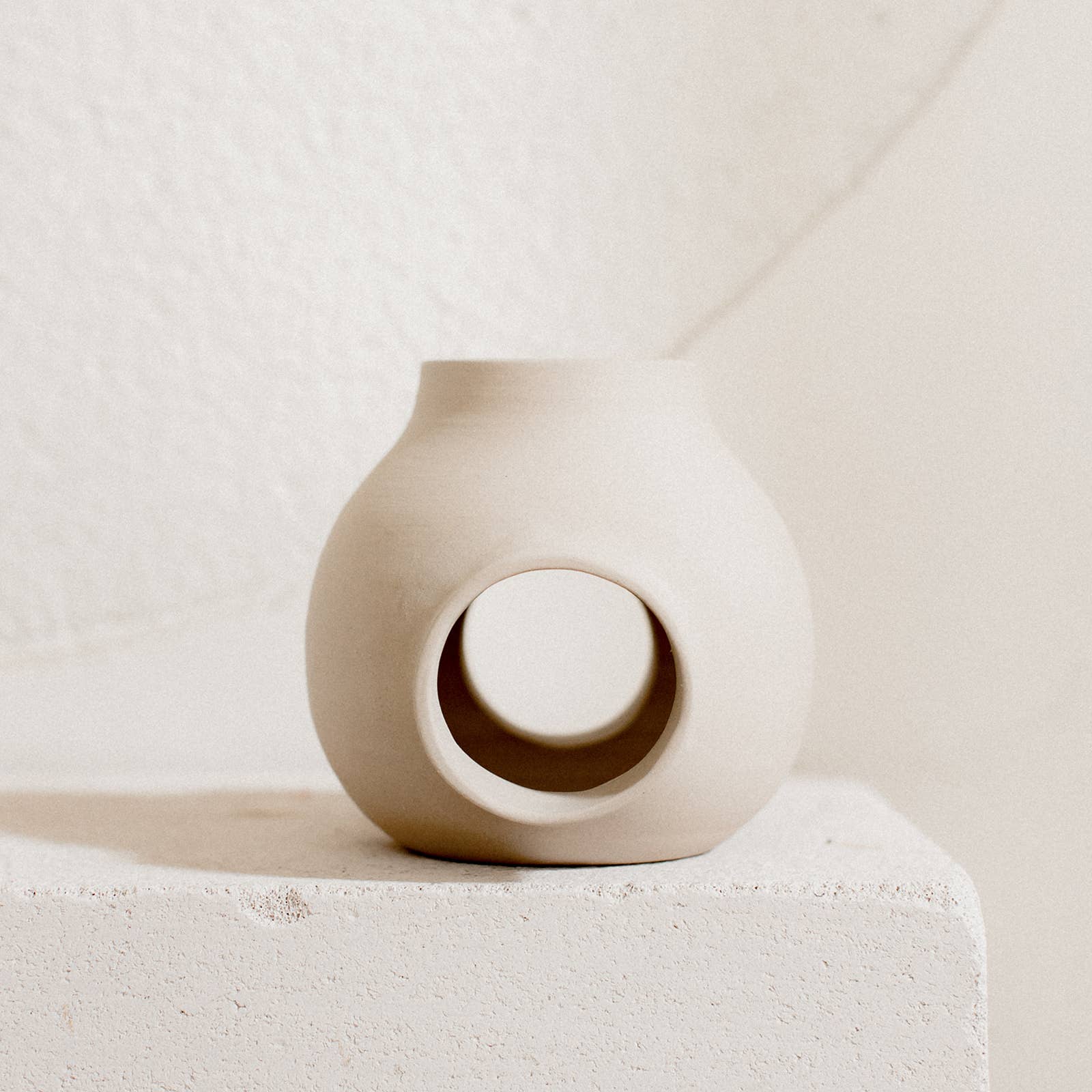 Round ceramic bubble ball vase raw handmade design: Beige / 3 holes