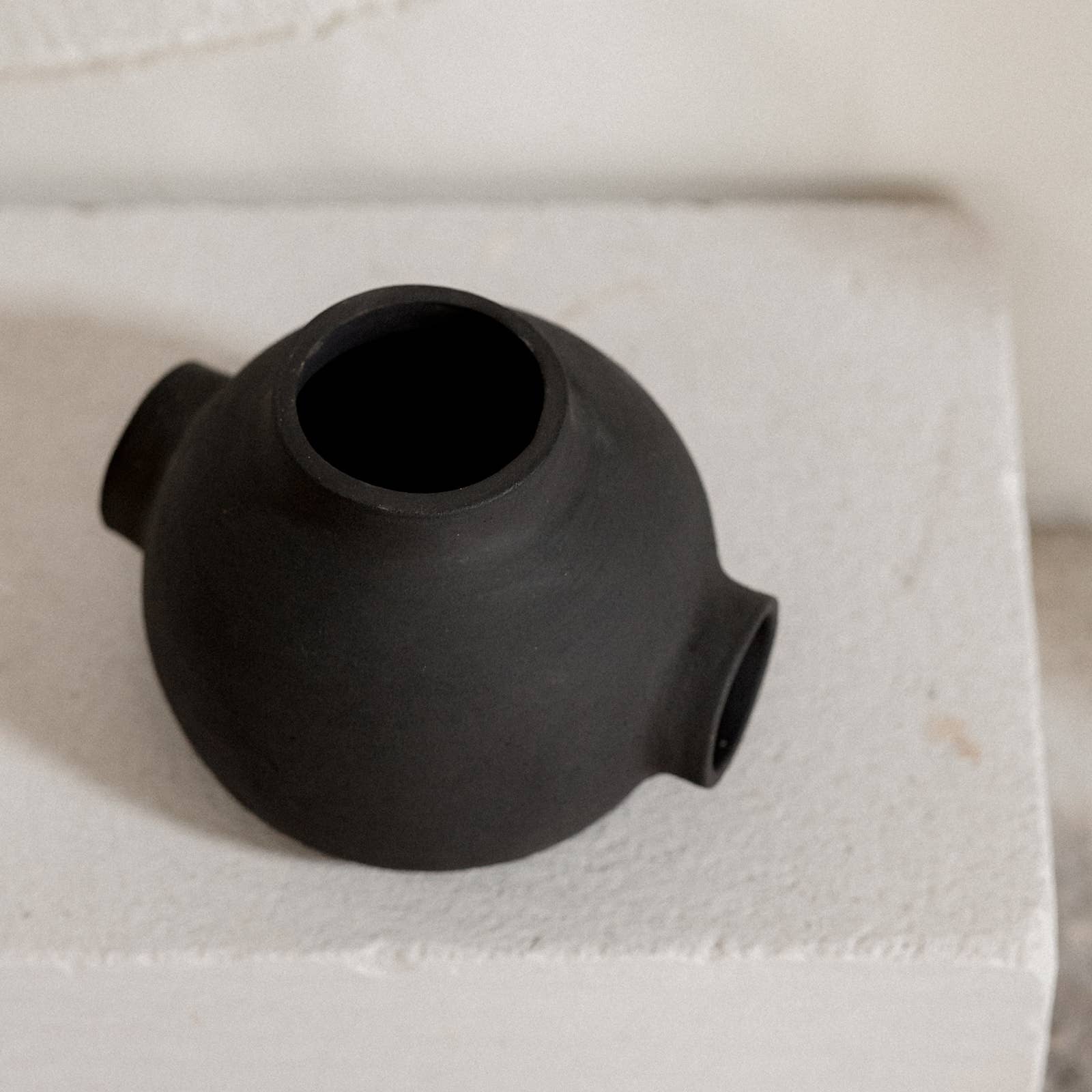 Round ceramic bubble ball vase raw handmade design: Black / 3 holes