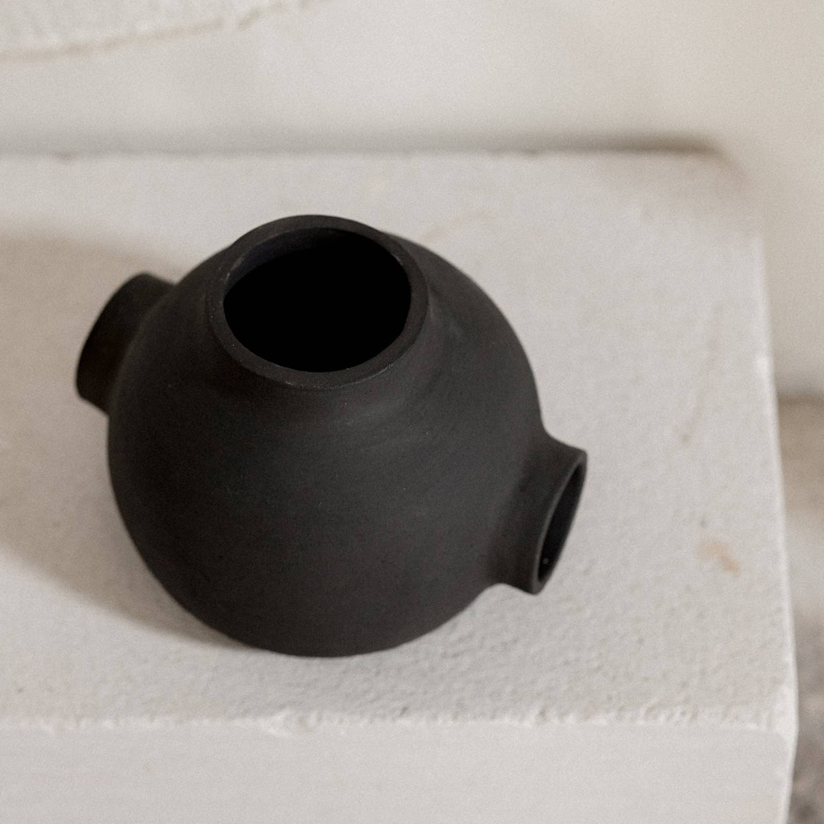 Round ceramic bubble ball vase raw handmade design: Black / 3 holes