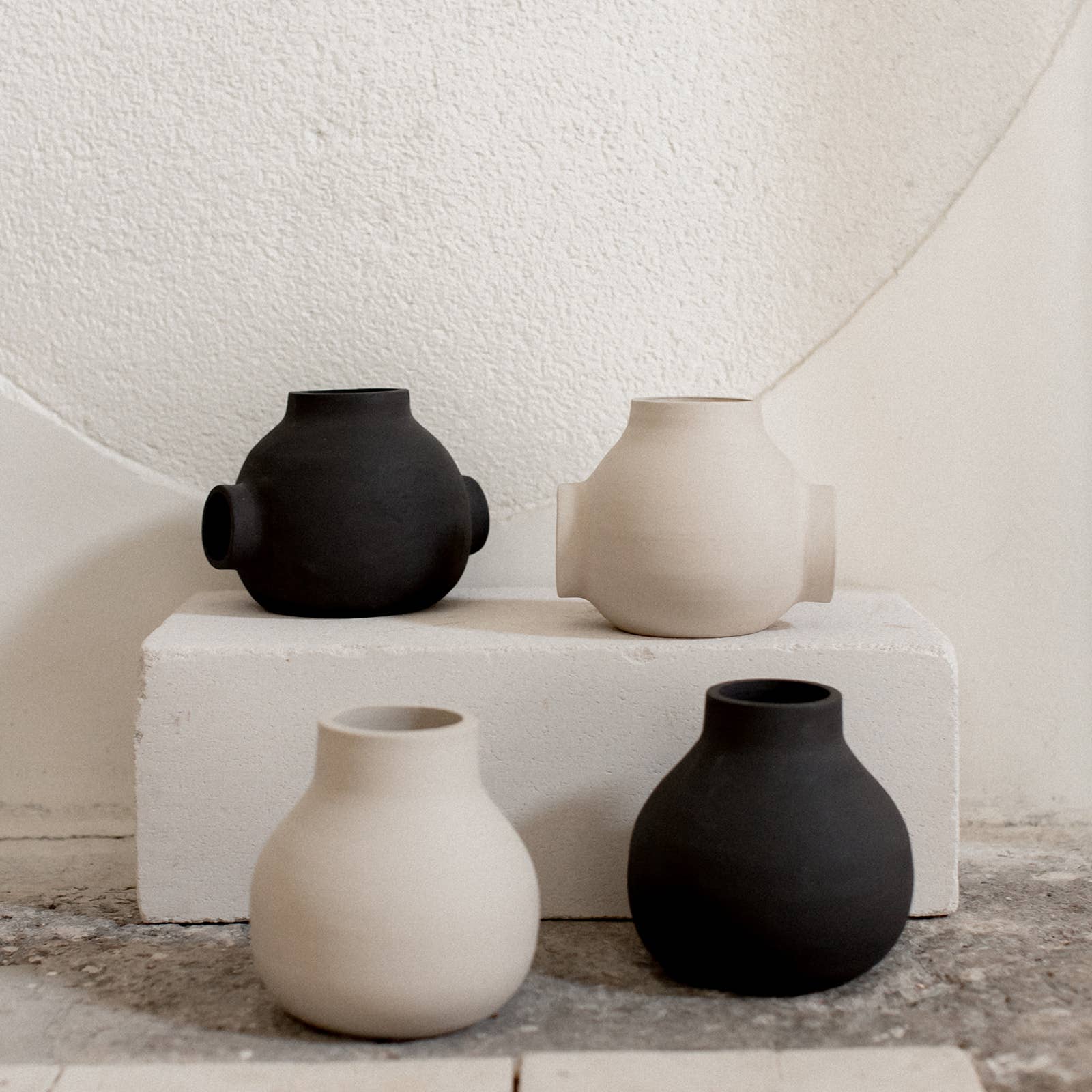Round ceramic bubble ball vase raw handmade design: Beige / 1 hole